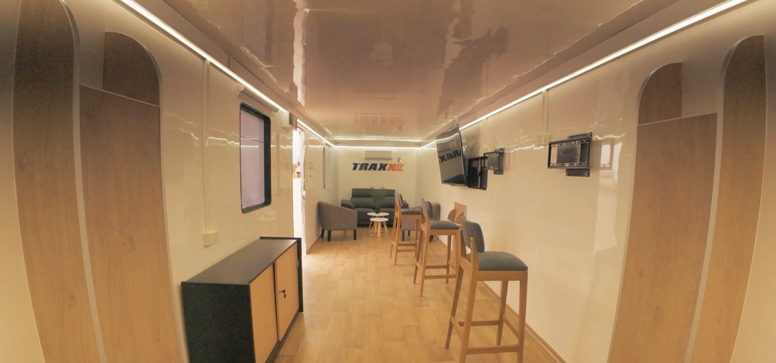 Interior de un módulo habitacional FAMACRI con sala de estar y comedor terminados