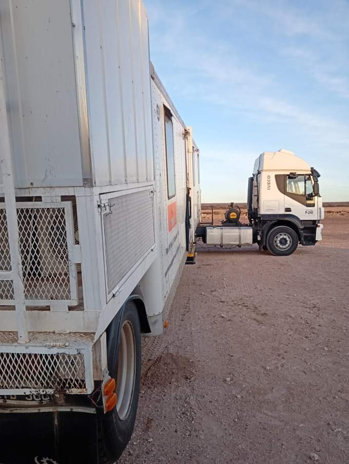 Camión Iveco de la flota trasladando un trailer en ruta patagónica